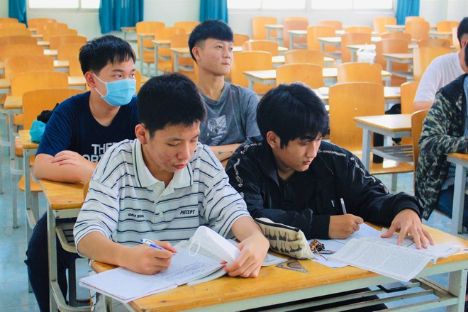 Học sinh tốt nghiệp THCS học các môn văn hóa tại Trường CĐ Công nghệ thông tin TP.HCM /// ẢNH: HUYỀN TRANG