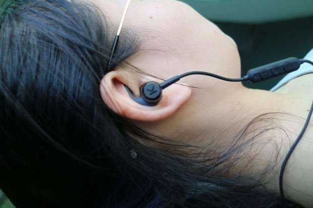 Đẹo tai nghe âm lượng lớn sẽ làm tổn thương các tế bào lông ốc tai.