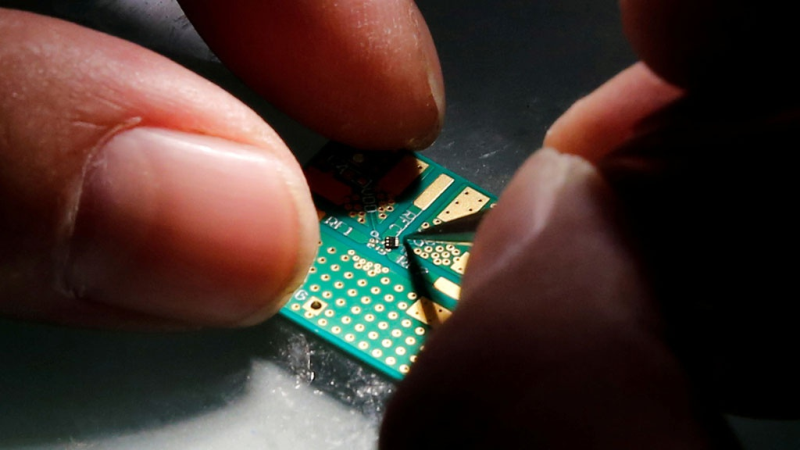 Chip bán dẫn được xem là trái tim của mọi thiết bị công nghệ /// REUTERS