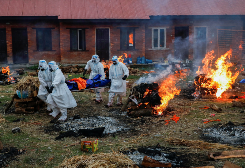Cảnh hỏa táng hàng loạt thi thể bệnh nhân Covid-19 tại một lò hỏa táng ở thủ đô Kathmandu, Nepal  /// Reuters