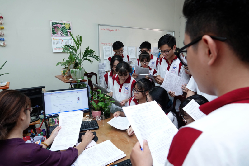 Học sinh lớp 12 Trường THPT Nguyễn Hữu Thọ (Q.4, TP.HCM) nộp hồ sơ đăng ký thi tốt nghiêp THPT và xét tuyển ĐH /// ẢNH: ĐÀO NGỌC THẠCH