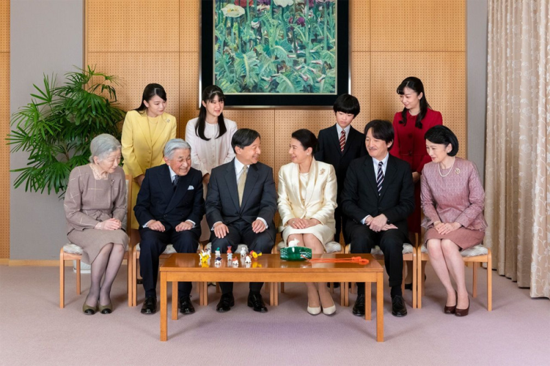 Gia đình hoàng gia Nhật Bản ngày càng thu hẹp khi hiện tại chỉ còn ba người có thể kế vị ngai vàng hoa cúc, trong đó duy nhất một người dưới 30 tuổi.