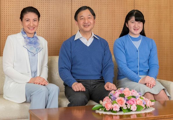 Nhật hoàng Naruhito (giữa), cùng hoàng hậu Masako và công chúa Aiko