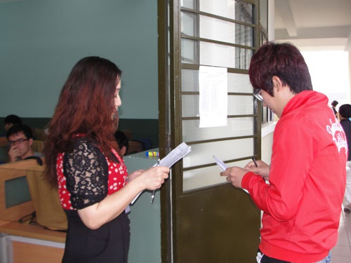 Thí sinh người nước ngoài dự thi kiểm tra trình độ tiếng Việt tại Trường ĐH Khoa học xã hội và nhân văn TP.HCM /// Hà Ánh