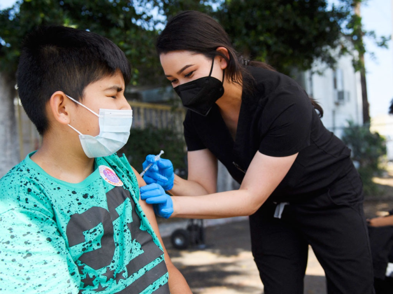 Bé trai 12 tuổi được tiêm vắc xin Covid-19 tại California, Mỹ /// AFP