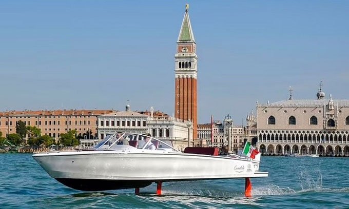 Mẫu thuyền cánh ngầm C-7 chạy thử ở Venice.