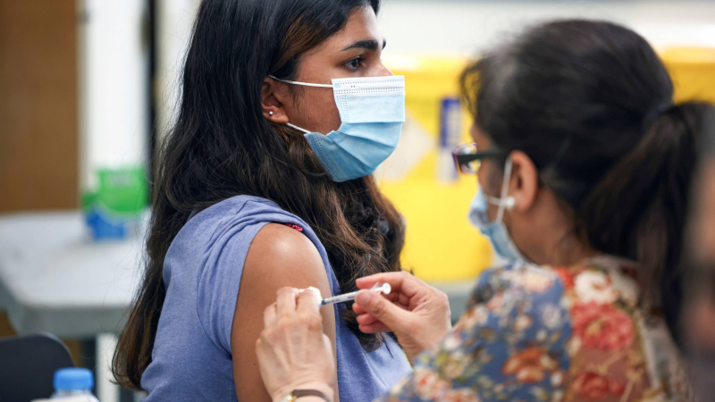 Một người được tiêm vắc xin Pfizer/BioNTech tại trung tâm y tế ở London, Anh /// Reuters