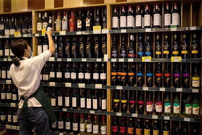 Rượu vang nhập khẩu từ Australia được bày bán tại một cửa hàng ở Bắc Kinh, Trung Quốc.