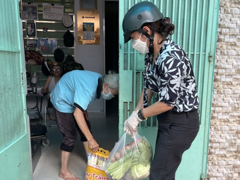 Phát cơm cho những hộ dân cách ly ở P.Cô Giang, Q.1, TP.HCM  /// Ảnh: Trung Dung