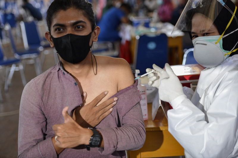 Một cảnh tiêm vắc xin Covid-19 ở Indonesia /// AFP