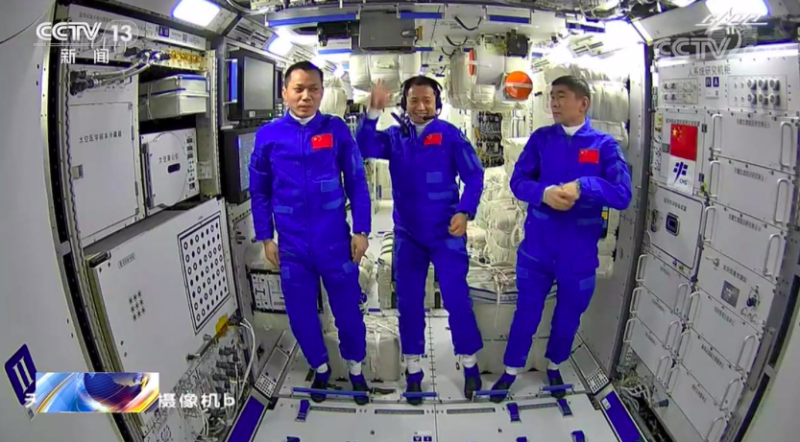Nhóm 3 phi hành gia Trung Quốc vừa lên đến trạm vũ trụ Thiên Cung. Ảnh: Xinhua 