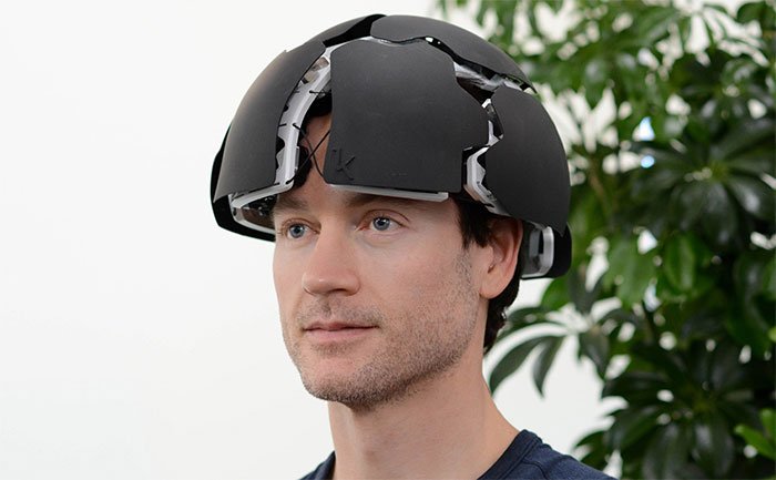 Cận cảnh chiếc mũ đọc sóng não tên là Kernel Flux.