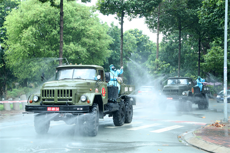 Hình ảnh minh họa chiến lược phòng, chống COVID-19 của quân đội, trong ảnh, lực lượng Phòng hóa Quân đoàn 4 phun khử khuẩn tại TP.Dĩ An, tỉnh Bình Dương.