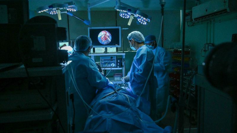 Các bác sĩ Ấn Độ phẫu thuật cho một bệnh nhân nhiễm nấm đen /// AFP