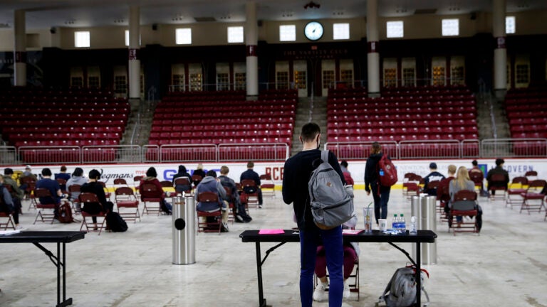 Sinh viên một trường đại học của Mỹ đang ngồi ở khu vực theo dõi sau khi tiêm vắc xin - Ảnh: Jessica Rinaldi/Newsweek
