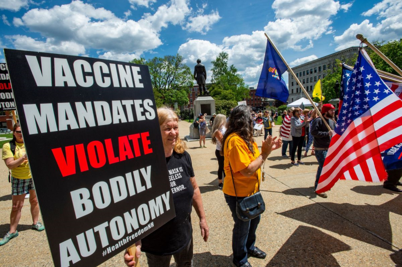Vẫn có nhiều sinh viên phản đối quy định bắt buộc tiêm vắc xin ngừa COVID-19 do nhà trường đề ra. Ảnh: Joseph Prezioso/AFP/Getty