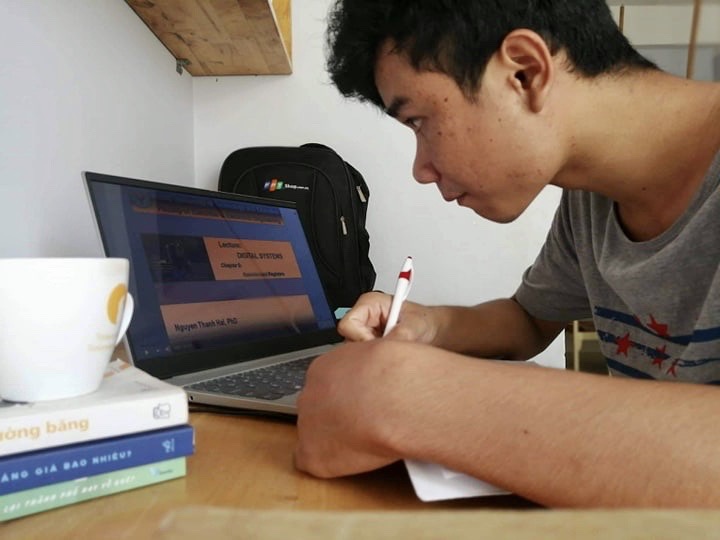 Sinh viên một trường ĐH tại TP.HCM trong giờ học trực tuyến /// Đ.N.