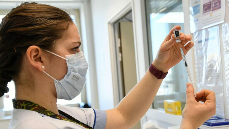 Bên cạnh lực lượng điều dưỡng và cứu hỏa, nhân viên y tế tại Pháp buộc phải tiêm vắc-xin COVID-19 để được tiếp tục làm việc. Ảnh: France 24.