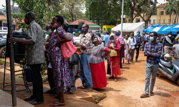 Mọi người xếp hàng bên ngoài trung tâm y tế để nhận vắc-xin Covid-19 ở Kampala, Uganda, vào tháng 8 năm 2021. Ảnh: Xinhua / REX / Shutterstock