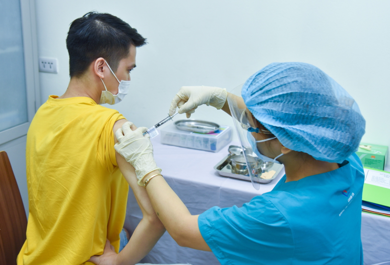 Tình nguyện viên tham gia tiêm thử nghiệm lâm sàng vắc-xin ARCT-154 giai đoạn 1 tại Bệnh viện Đại học Y Hà Nội