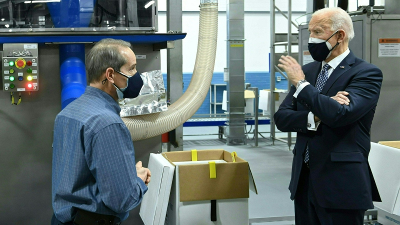 Tổng thống Biden thăm cơ sở sản xuất của Pfizer ở bang Michigan vào tháng 2 /// AFP