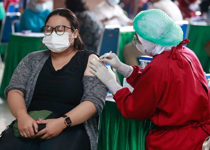Một phụ nữ được tiêm vắc xin Covid-19 ở Indonesia /// Reuters