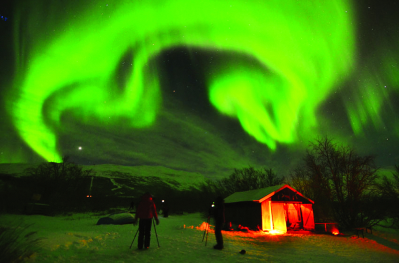 Bạn có thể ngắm cực quang tuyệt đẹp trên bầu trời Bắc Âu ngay tại nhà riêng thông qua tour du lịch thực tế ảo của Công ty Lights over Lapland ở Thụy Điển - ẢNH: LIGHTS OVER LAPLAND
