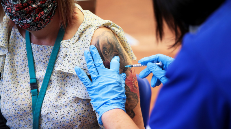 Một người được tiêm liều vắc xin Covid-19 tăng cường tại thành phố Derby, Anh ngày 20.9 /// Reuters
