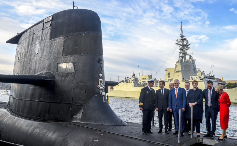 Tổng thống Pháp Emmanuel Macron và Thủ tướng Úc Malcolm Turnbull đứng trên boong tàu HMAS Waller, tàu ngầm lớp Collins do Hải quân Hoàng gia Úc chế tạo và vận hành, vào ngày 2.5.2018 /// AFP
