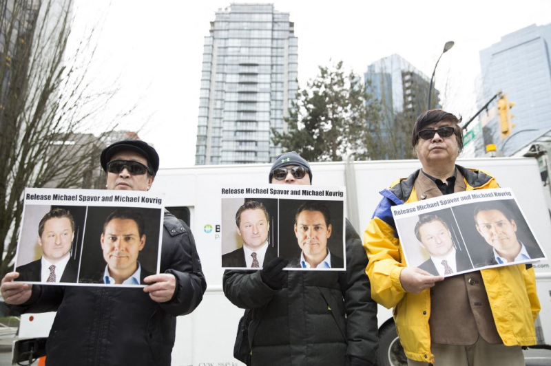 Những người kêu gọi thả hai công dân Canada bên ngoài một phiên tòa của bà Mạnh Vãn Chu tại Vancouver năm 2019 /// AFP