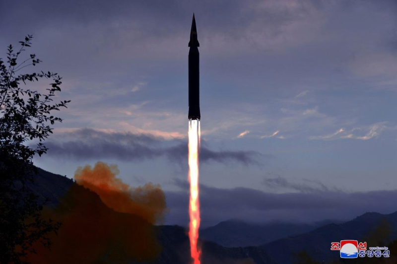 Tên lửa bội siêu thanh Hwasong-8 trong cuộc thử nghiệm hôm 28.9 /// Reuters/KCNA