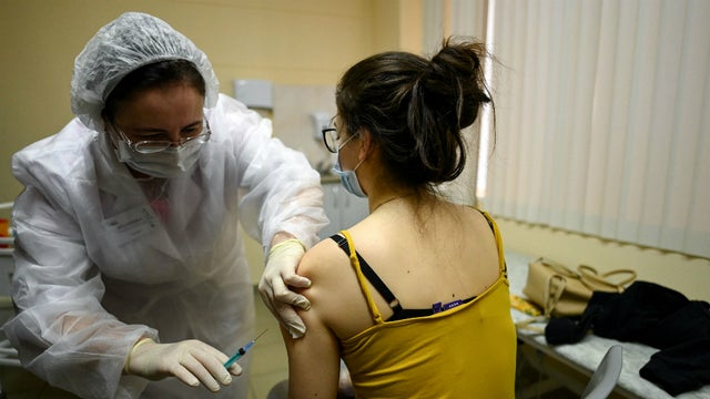 Phụ nữ được bảo vệ lâu hơn nam giới sau khi tiêm vắc xin Pfizer - Ảnh: The Hill/Getty Images
