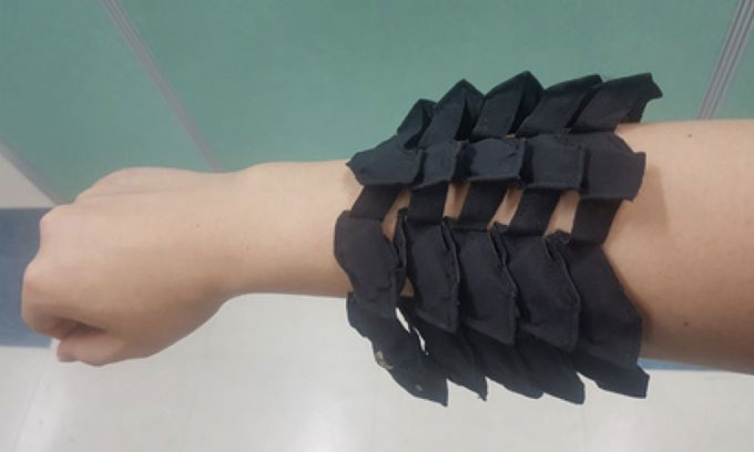 Pin vảy rắn của Viện Máy móc và Vật liệu Hàn Quốc quấn quanh một cánh tay.