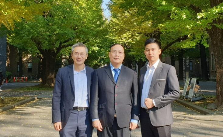 GS.TSKH Nguyễn Đình Đức (người đứng giữa) tiếp tục đứng đầu trong các nhà khoa học đang sinh sống và làm việc tại Việt Nam