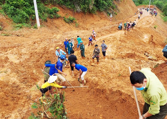 Bình Định nhiều nơi sạt lở, ngập lụt sau hơn 2 ngày mưa lịch sử ảnh 2
