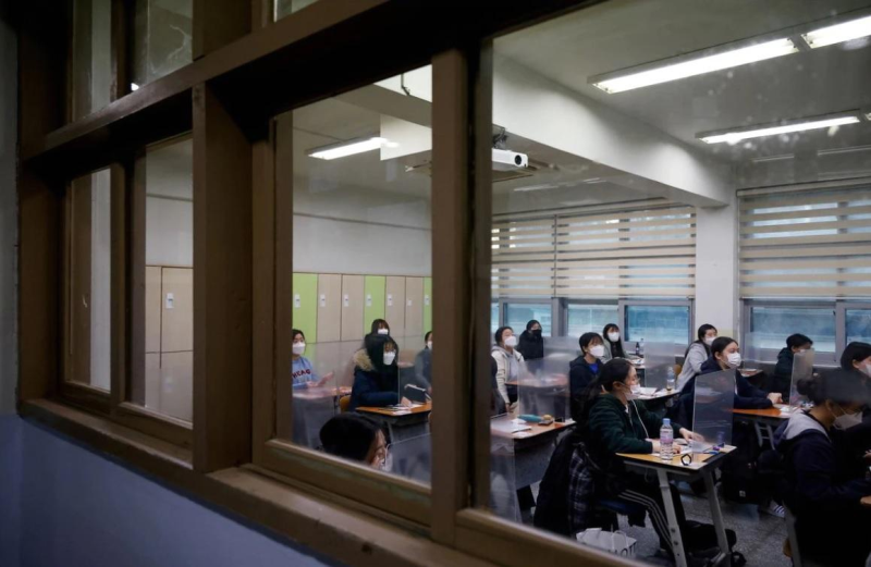 Hàn Quốc mở hơn 100 trung tâm cách ly cho học sinh trước thềm kỳ thi ĐH - ảnh 1