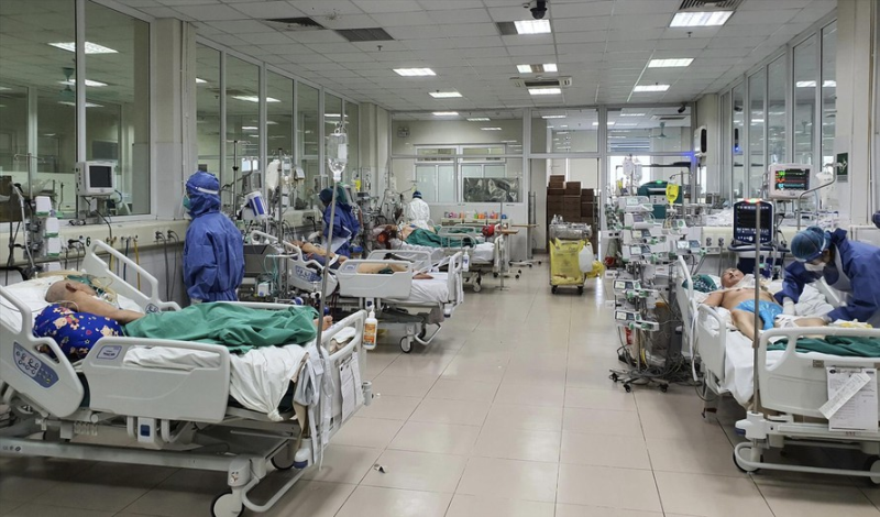 Bệnh nhân nặng điều trị tại khoa Hồi sức tích cực, Bệnh viện Bệnh Nhiệt đới T.Ư. Ảnh: Thái Hà
