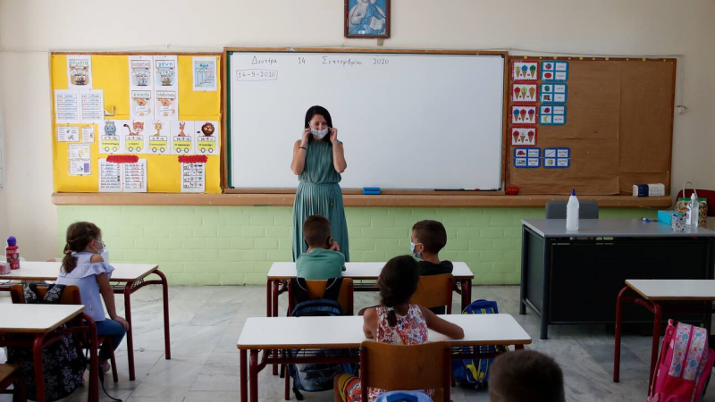 Việc đi học ở Hy Lạp là bắt buộc, và phụ huynh sẽ bị phạt tù 2 năm nếu không cho con đến trường trong thời gian có dịch COVID-19 - Ảnh: Thanassis Starvakis/Reuters