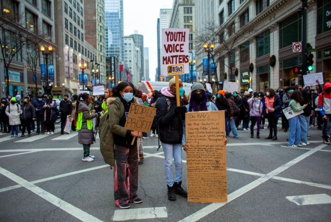 Học sinh Mỹ biểu tình đòi học trực tuyến ảnh 1