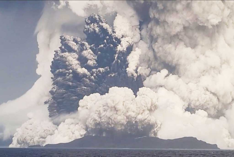Tonga bị cô lập với bên ngoài vì núi lửa - ảnh 1