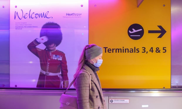 Một hành khách đi giữa các nhà ga tại Sân bay Heathrow ở London, Anh khi WHO khuyến nghị dỡ bỏ hoặc nới lỏng các lệnh cấm đi lại quốc tế. Ảnh: Xinhua / REX / Shutterstock