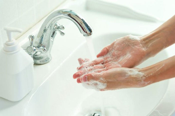 Rửa tay quá nhiều lần bằng xà phòng diệt khuẩn
