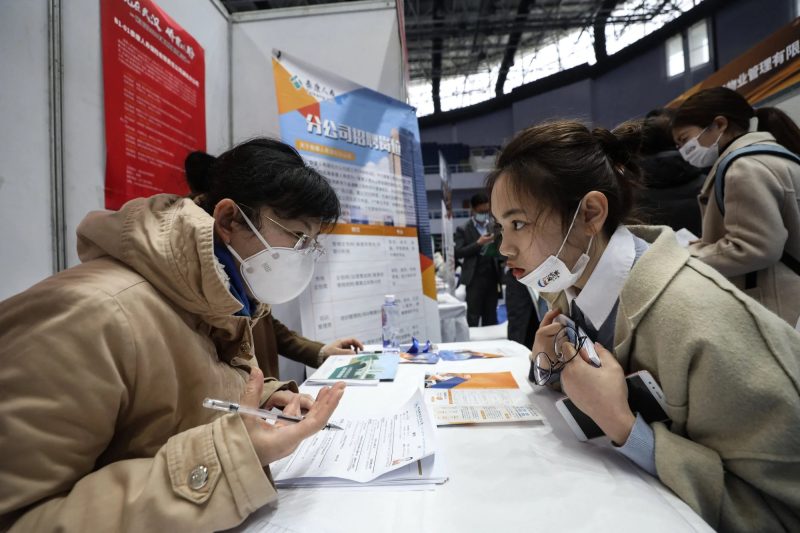 Triển vọng việc làm đã trở nên tồi tệ đến mức một số trường đại học Trung Quốc đã phải cầu xin các sinh viên cũ giúp các sinh viên mới tốt nghiệp tìm việc làm. (Ảnh: AFP)