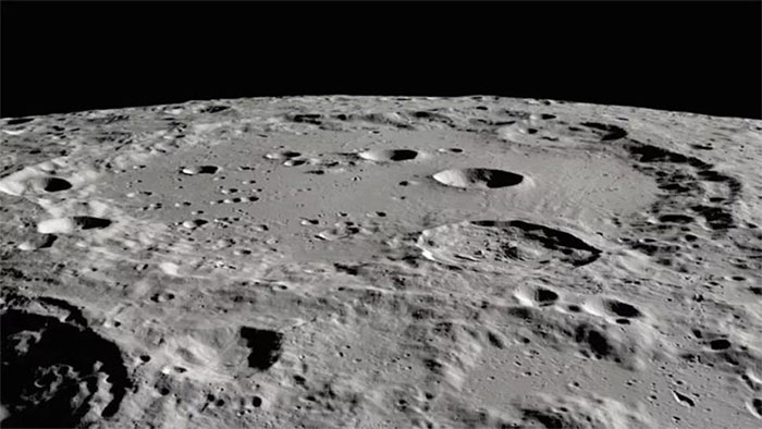 Hình ảnh núi lửa Clavius trên Mặt Trăng.