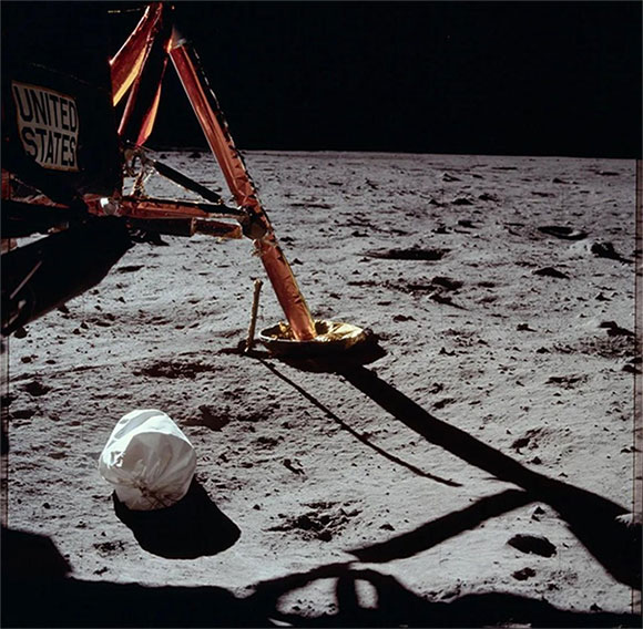Túi chất thải của phi hành gia bị bỏ lại ở Mặt Trăng vào năm 1969.
