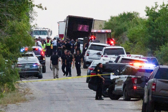 Mỹ phát hiện 46 người di cư chết thảm trong thùng xe tải ảnh 1
