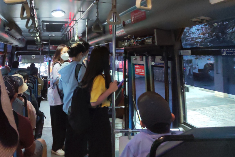 Tái diễn tình trạng quấy rối tình dục sinh viên trên xe buýt - ảnh 1
