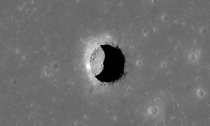 Hố trũng ở vùng Mare Tranquillitatis trên Mặt trăng