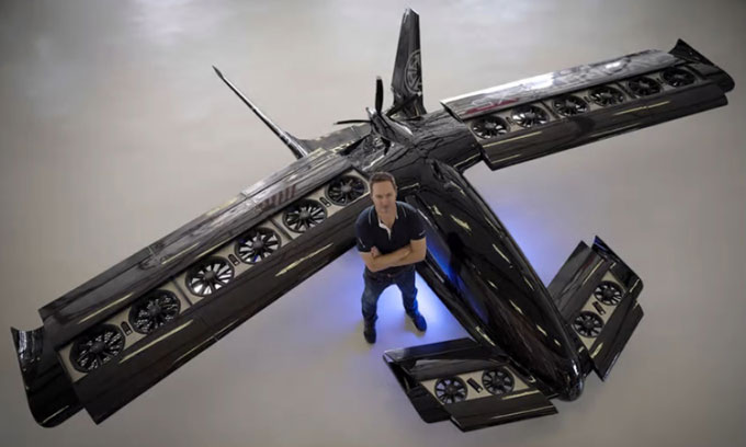 Brandon Robinson, nhà sáng lập Horizon Aircraft, và nguyên mẫu máy bay Cavorite X5.