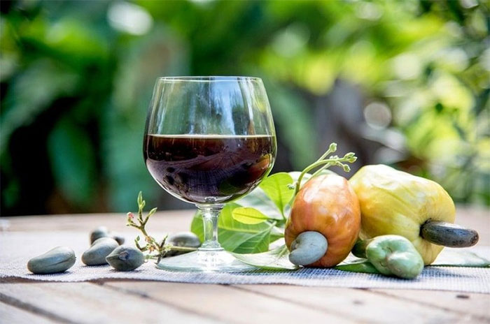 Rượu vang từ quả điều chứa nhiều thành phần vitamin dồi dào tốt cho sức khỏe.